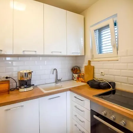 Apartment House - Meri Zdrelac